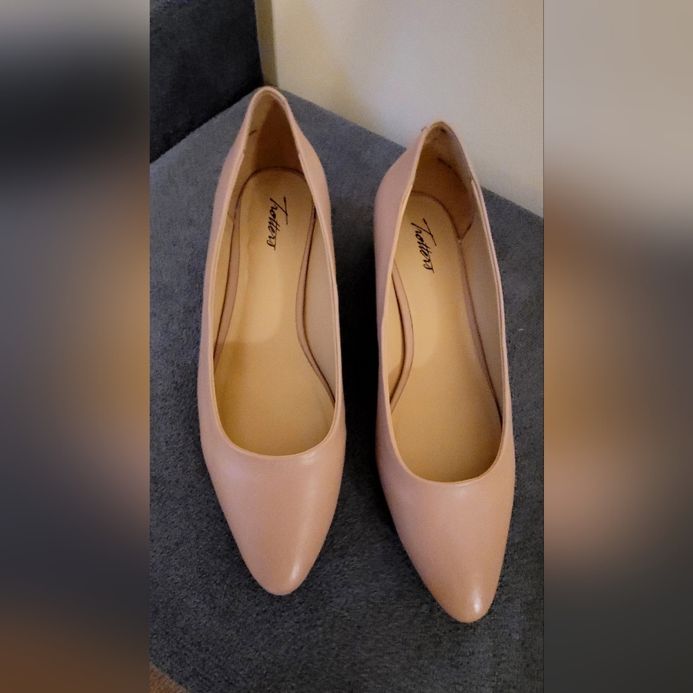 Trotters womens size 10.5 beige 1" heels